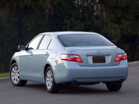 2007_toyota_camry_xle_rear_angle_view_588x441.jpg