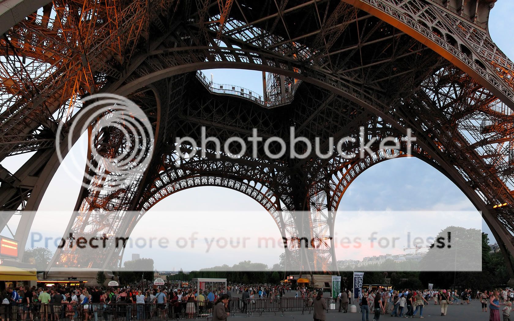 In_Eiffel_by_IvanAndreevich.jpg