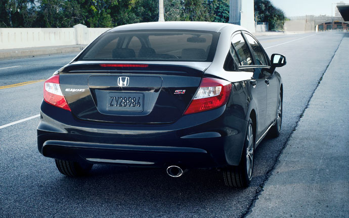 2012_Honda_Civic_Si_Sedan_from_behind.jpg