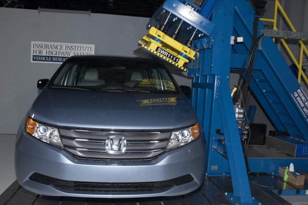 00_2011_honda_odyssey_iihs_roof_opt.jpg