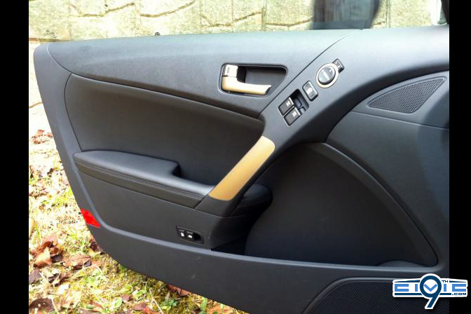 2013_Hyundai_Genesis_Coupe_22.jpg