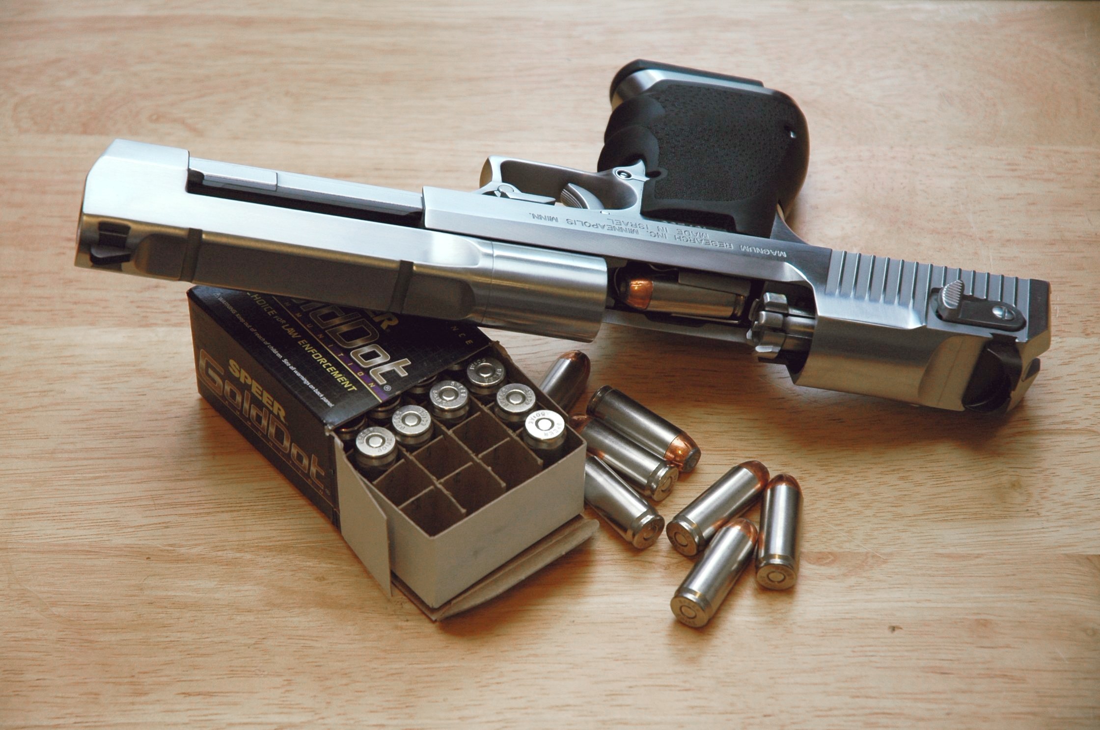 Desert_Eagle_beside_a_box_of_Speer_325_Grain_HP.jpg